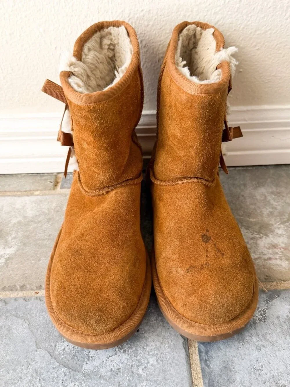 Koolaburra by UGG Victoria Short Boots Youth Girls 4 Chestnut Bow Shearling